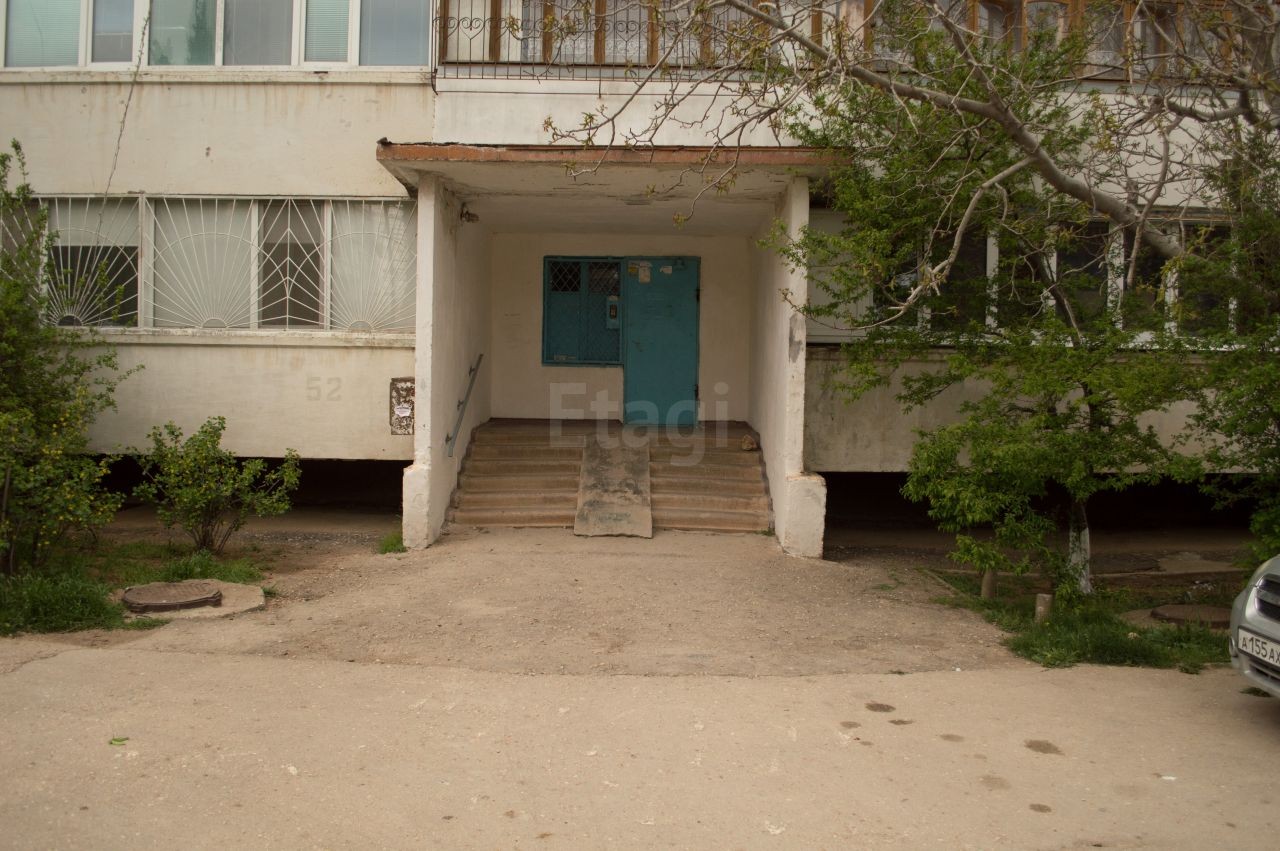 г. Севастополь, ул. Корчагина Павла, д. 52-вход снаружи