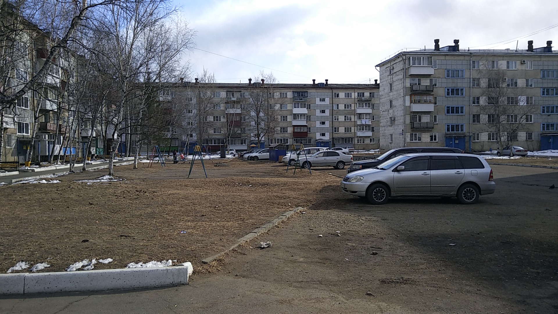 Аобл. Еврейская, г. Биробиджан, ул. Бумагина, д. 7.-придомовая территория