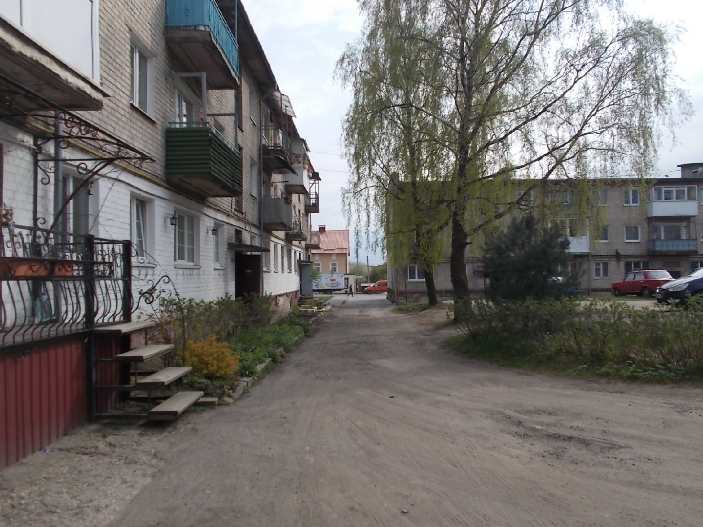 обл. Калининградская, р-н. Гвардейский, г. Гвардейск, ул. Калининградская, д. 28-придомовая территория