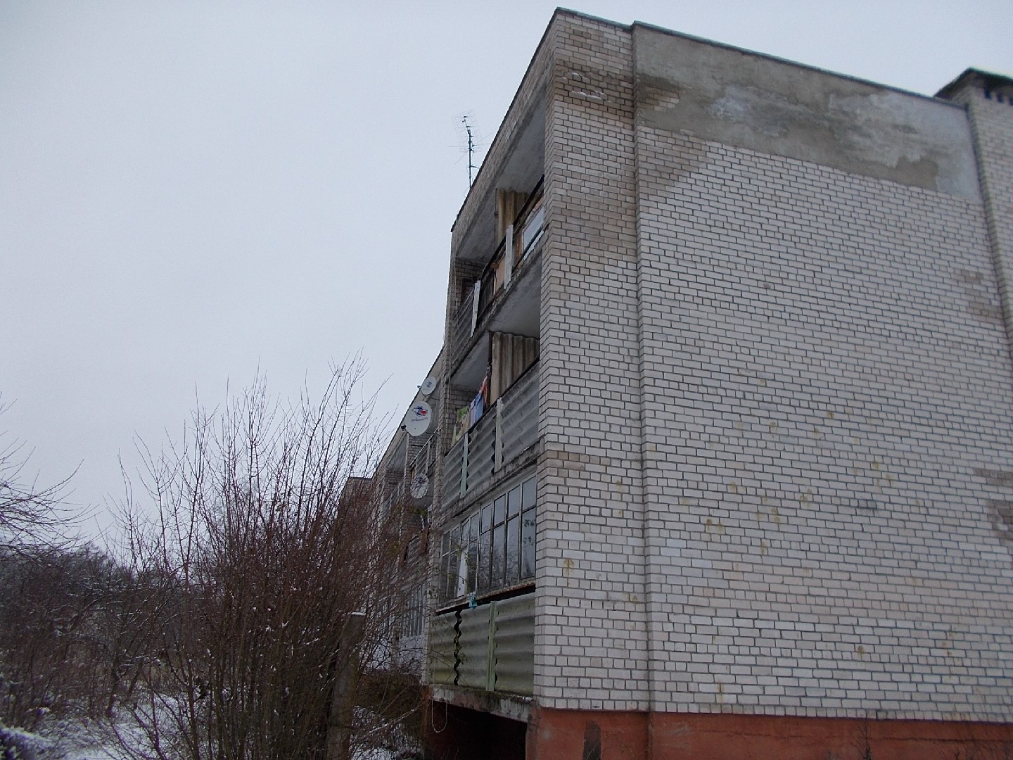 обл. Калининградская, р-н. Гвардейский, п. Комсомольск, пер. Офицерский, д. 1а-фасад здания