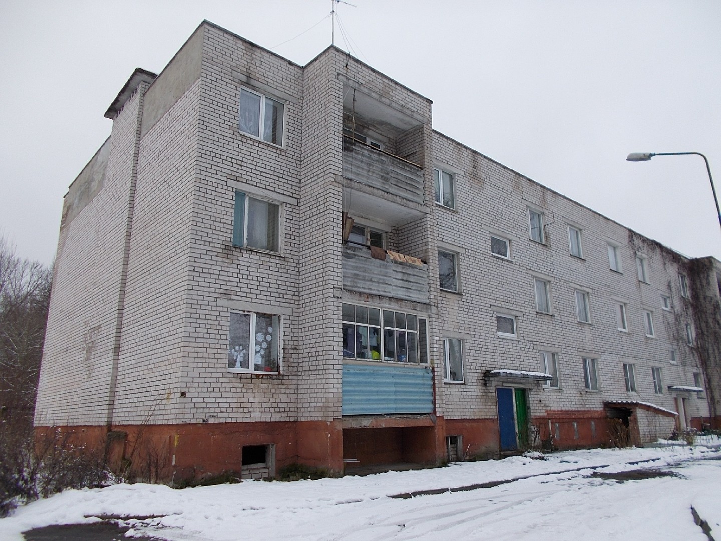 обл. Калининградская, р-н. Гвардейский, п. Комсомольск, пер. Офицерский, д. 1а-фасад здания