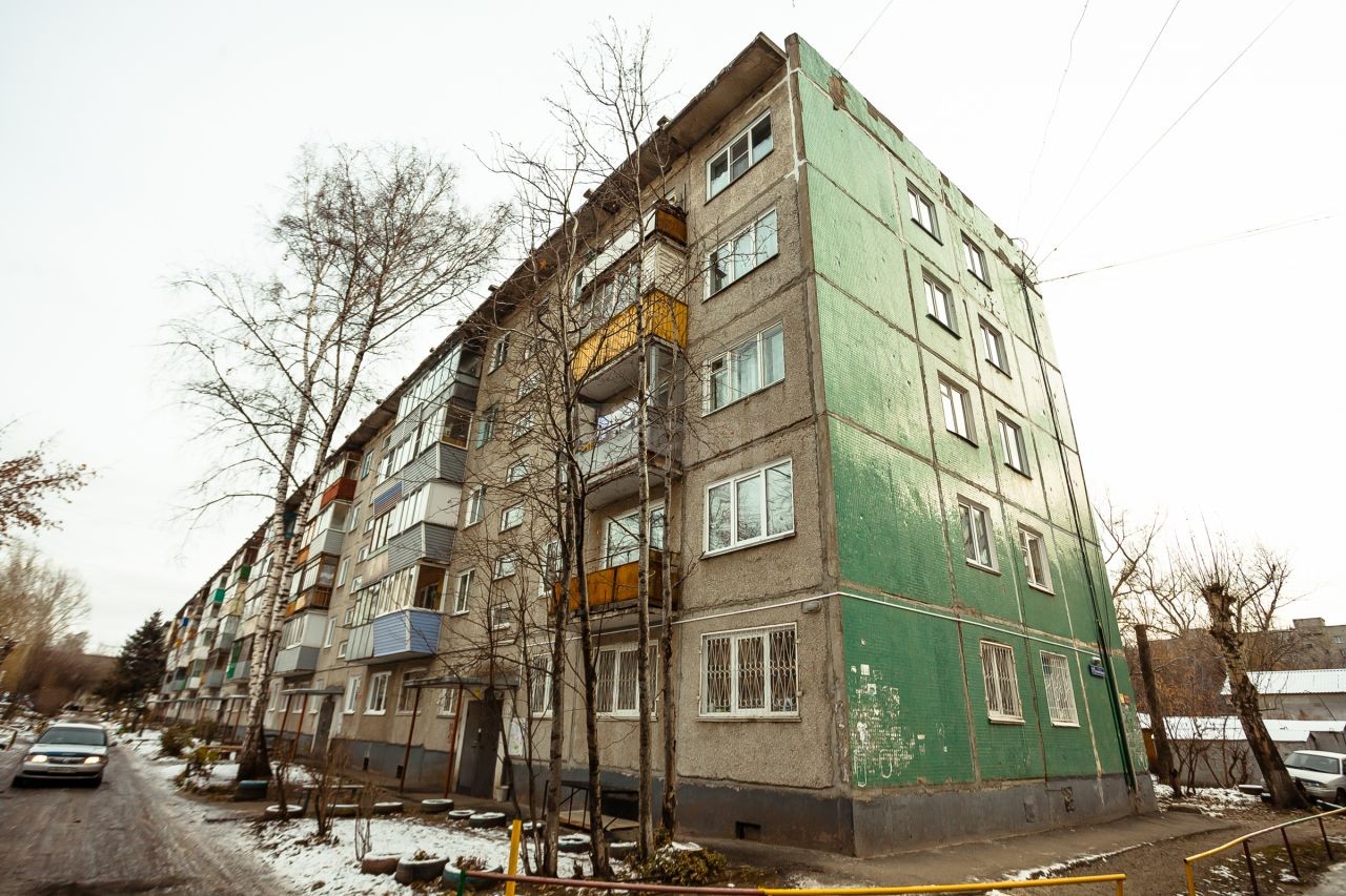 край. Алтайский, г. Барнаул, ул. Панфиловцев, д. 27-фасад здания