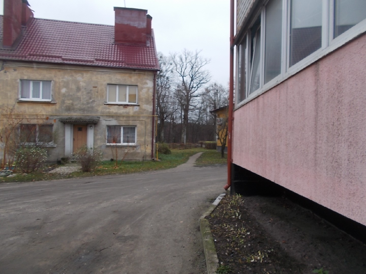 обл. Калининградская, р-н. Правдинский, г. Правдинск, пер. Генерала Мазовского, д. 4-придомовая территория