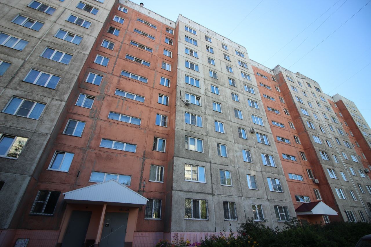край. Алтайский, г. Барнаул, ул. Партизанская, д. 142-фасад здания