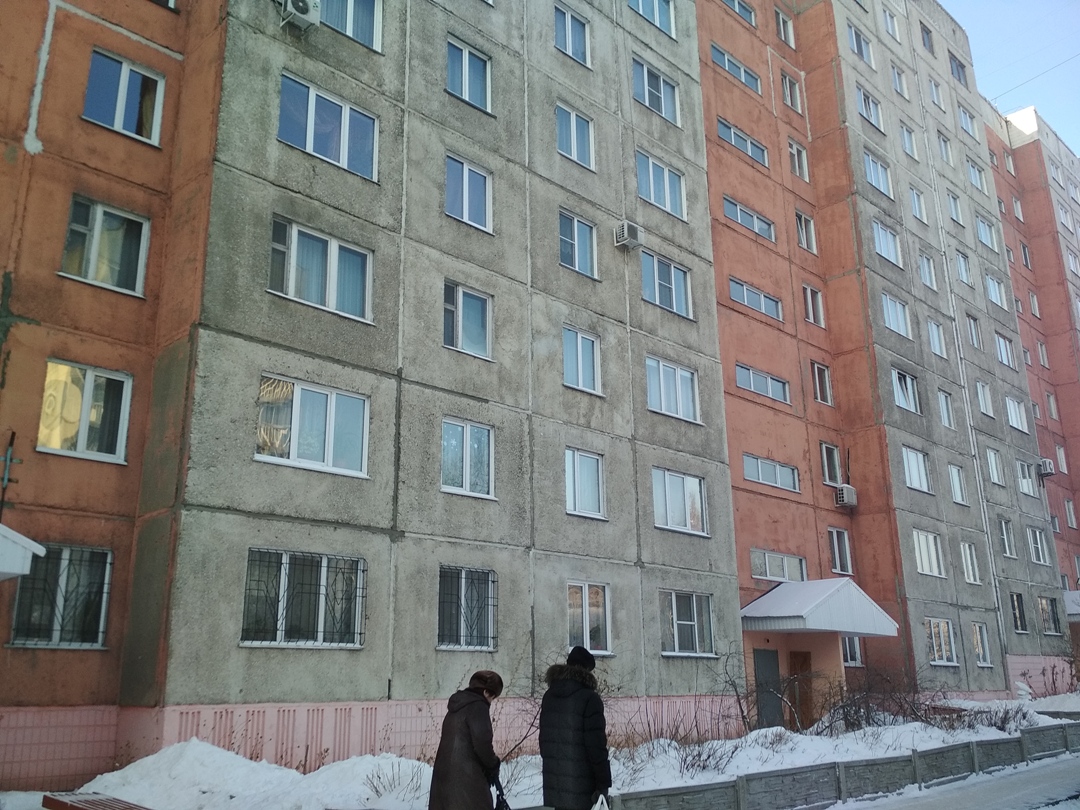 край. Алтайский, г. Барнаул, ул. Партизанская, д. 142-фасад здания