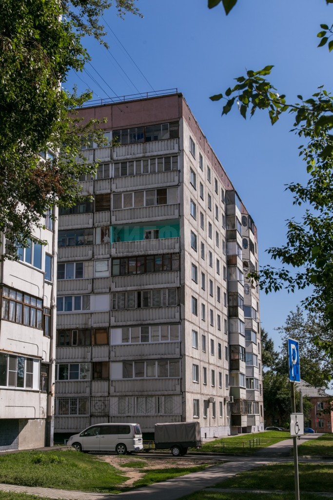 край. Алтайский, г. Барнаул, ул. Петра Сухова, д. 70-фасад здания