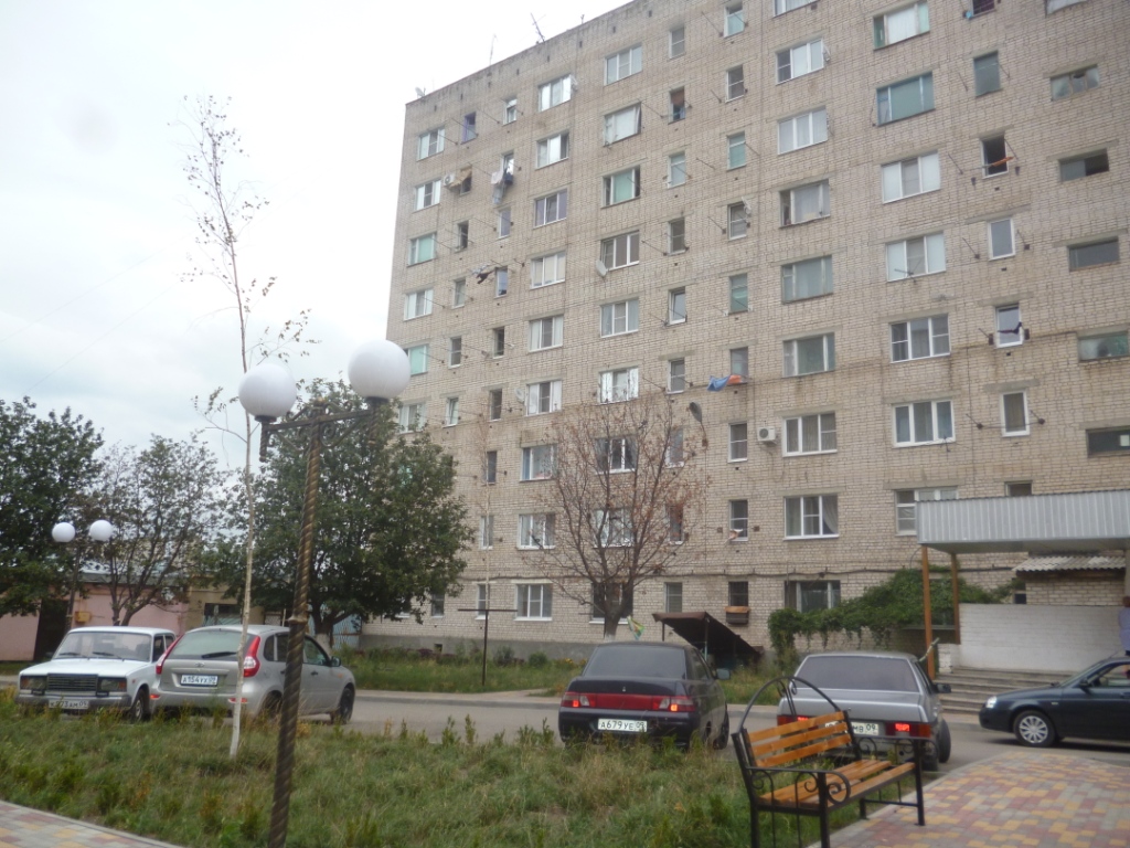 Респ. Карачаево-Черкесская, г. Черкесск, пл. Гутякулова, д. 15-фасад здания