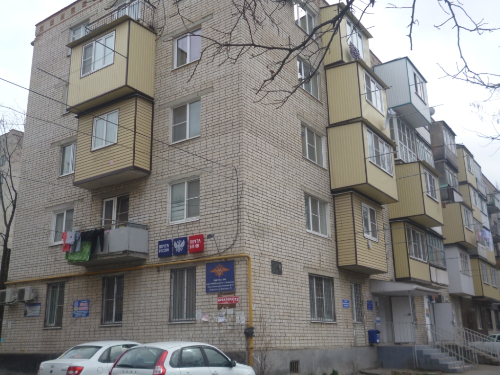 Респ. Карачаево-Черкесская, г. Черкесск, ул. Доватора, д. 72-фасад здания