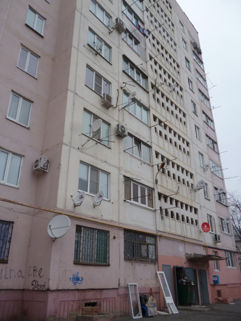 Респ. Карачаево-Черкесская, г. Черкесск, ул. Калантаевского, д. 17-фасад здания
