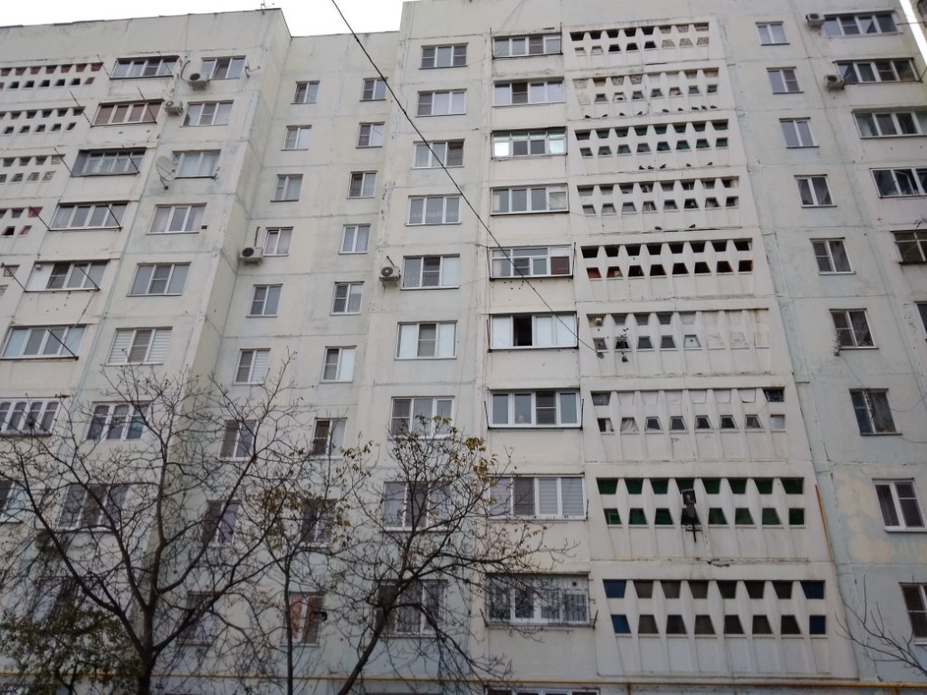 Респ. Карачаево-Черкесская, г. Черкесск, ул. Космонавтов, д. 82-фасад здания