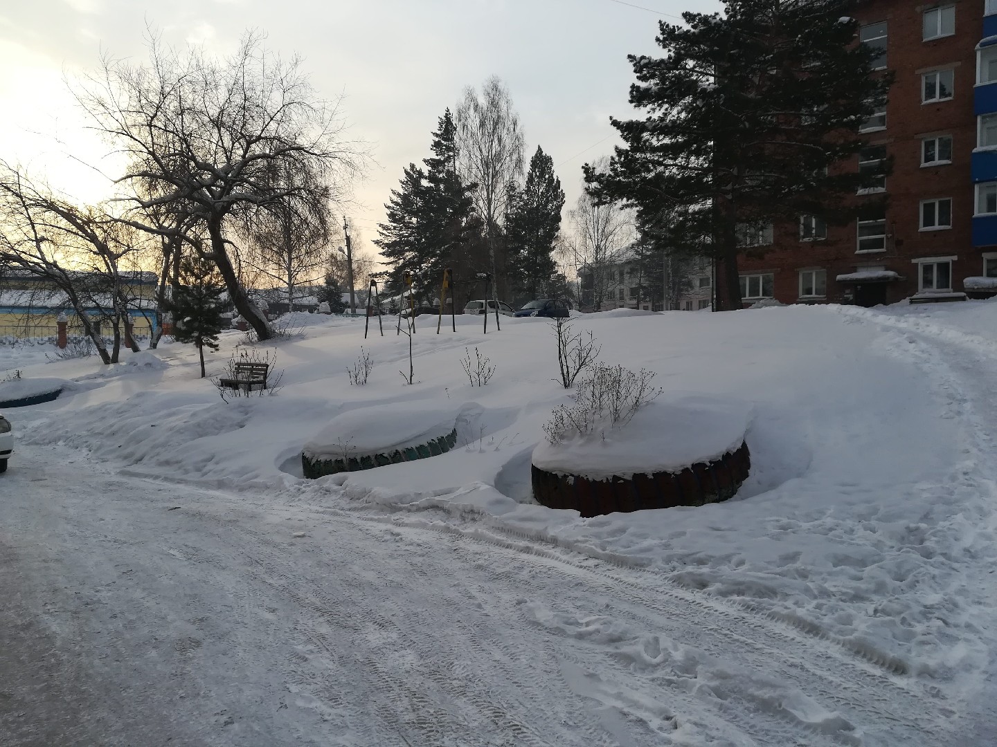 обл. Кемеровская, г. Калтан, п. Малиновка, ул. 60 лет Октября, д. 18-придомовая территория