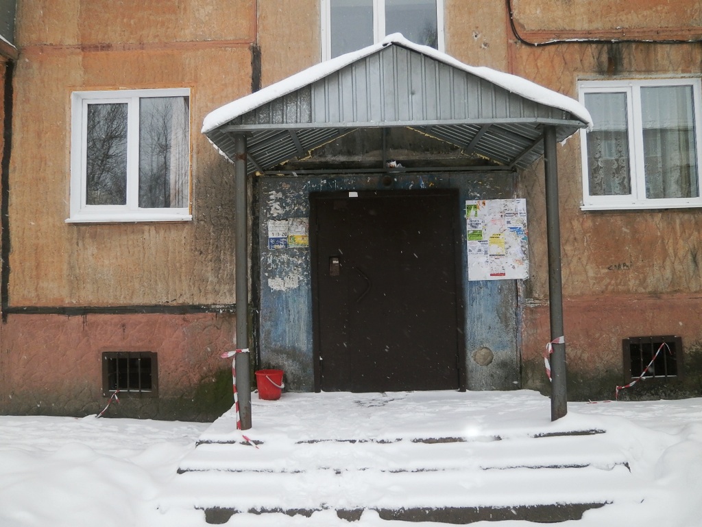 обл. Кемеровская, г. Кемерово, ул. Волгоградская, д. 11-вход снаружи