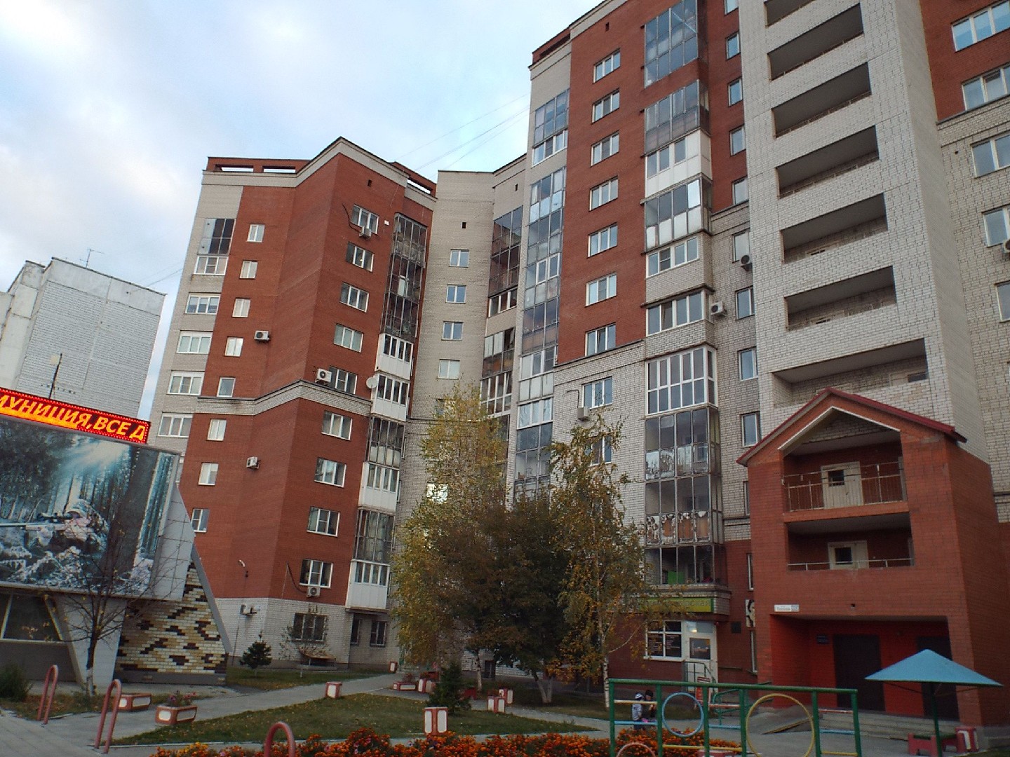 край. Алтайский, г. Барнаул, ул. Попова, д. 153-фасад здания