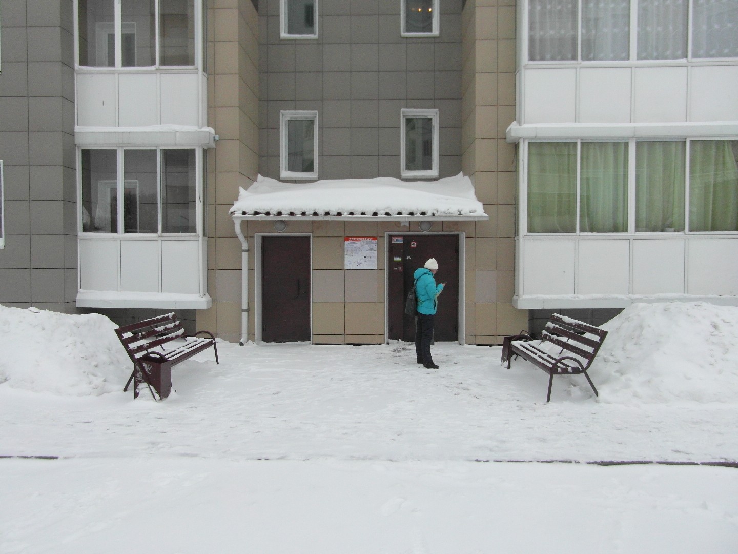 обл. Кемеровская, г. Кемерово, ул. Патриотов, д. 18А-вход снаружи