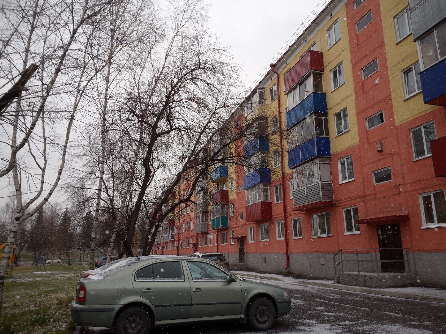 обл. Кемеровская, г. Междуреченск, пр-кт. 50 лет Комсомола, д. 5-фасад здания