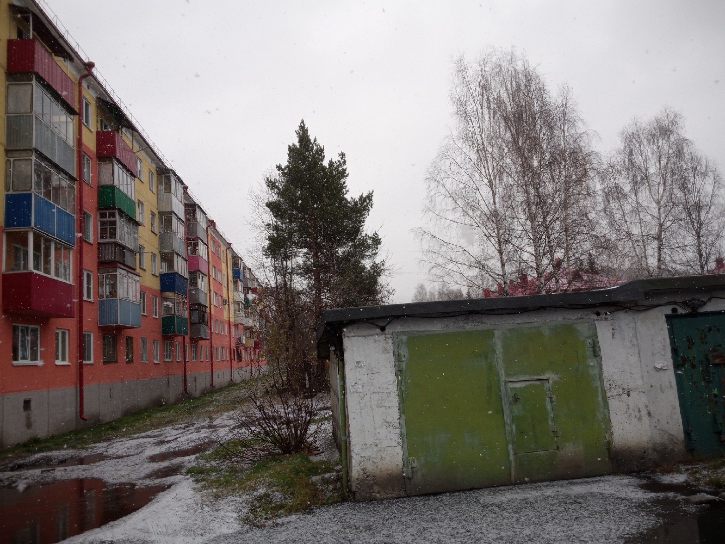 обл. Кемеровская, г. Междуреченск, пр-кт. 50 лет Комсомола, д. 5-придомовая территория