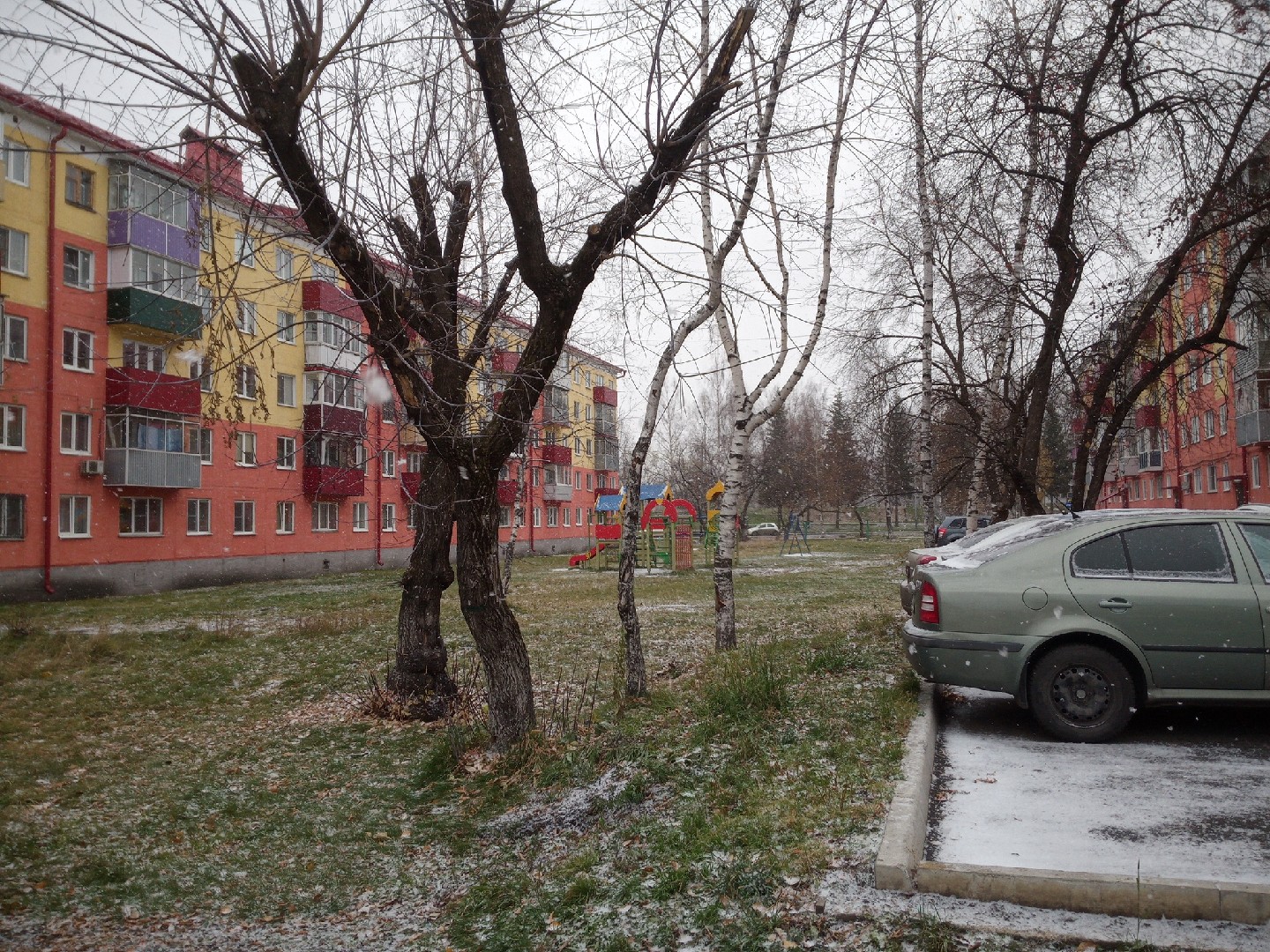 обл. Кемеровская, г. Междуреченск, пр-кт. 50 лет Комсомола, д. 5-придомовая территория