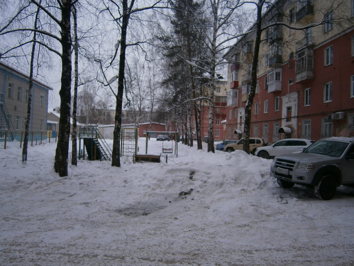 обл. Кемеровская, г. Междуреченск, пр-кт. Коммунистический, д. 1-придомовая территория