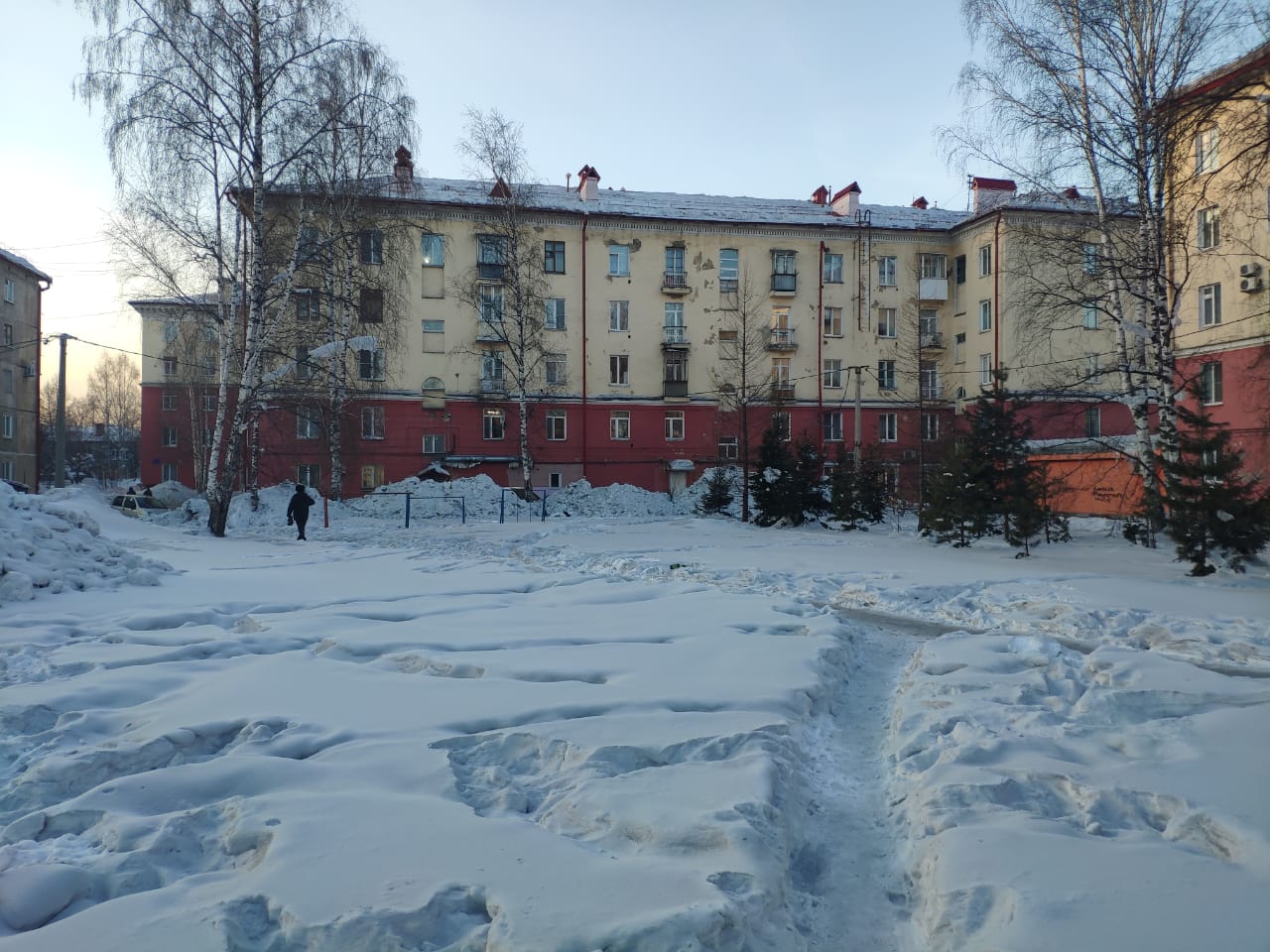 обл. Кемеровская, г. Междуреченск, пр-кт. Коммунистический, д. 8-придомовая территория