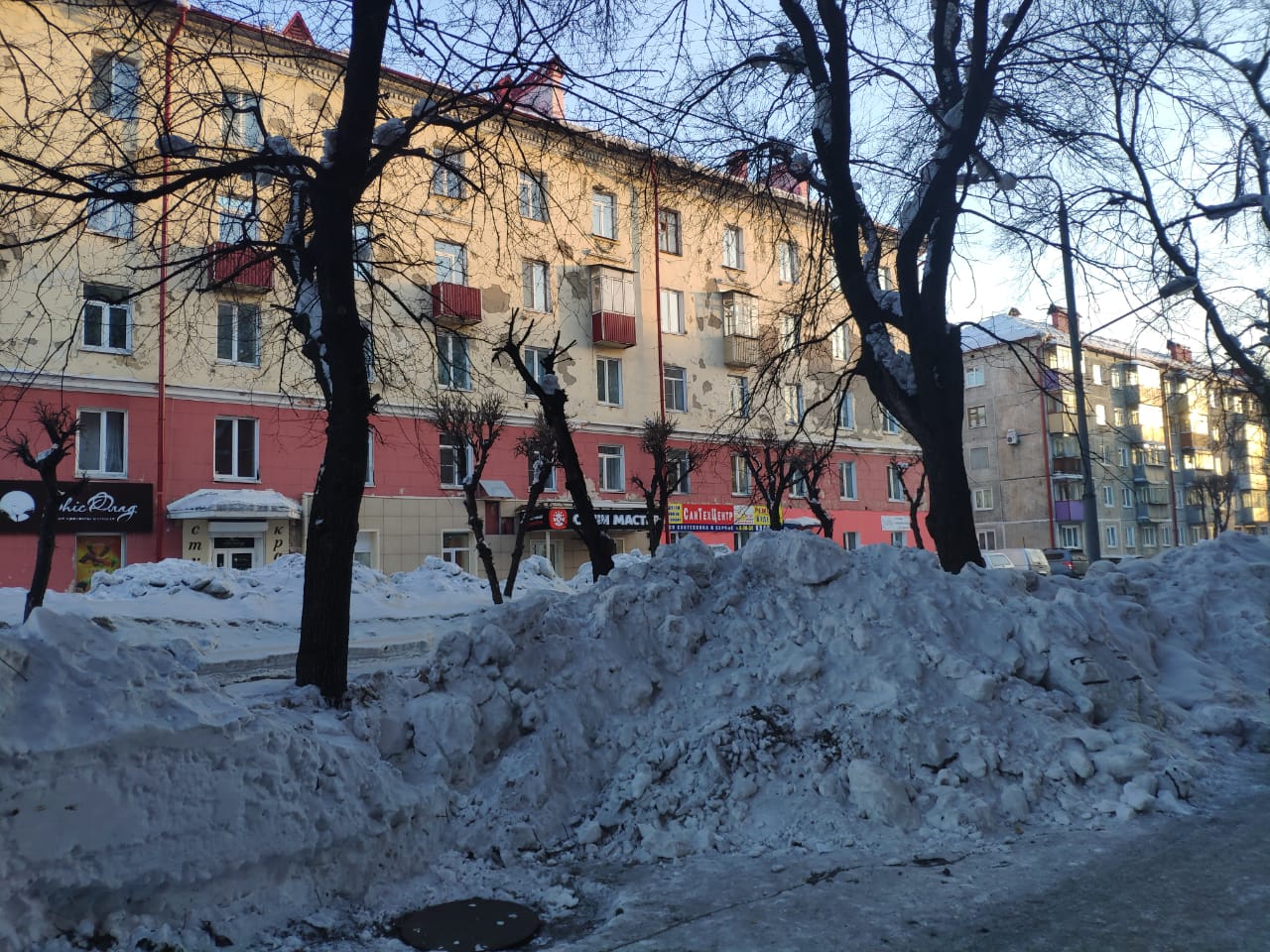 обл. Кемеровская, г. Междуреченск, пр-кт. Коммунистический, д. 8-придомовая территория