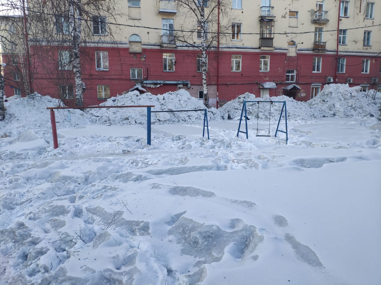 обл. Кемеровская, г. Междуреченск, пр-кт. Коммунистический, д. 8-придомовая территория