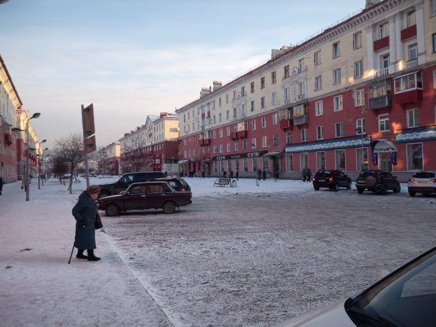 обл. Кемеровская, г. Междуреченск, пр-кт. Коммунистический, д. 13-придомовая территория