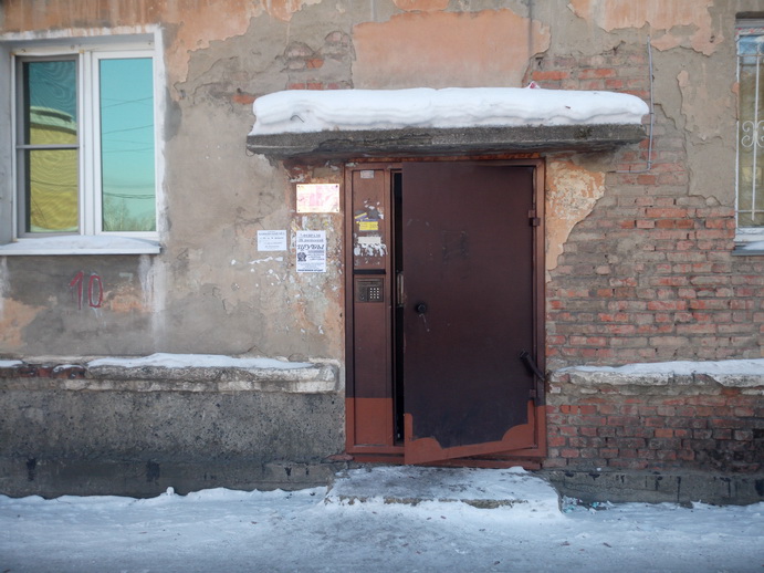 обл. Кемеровская, г. Междуреченск, пр-кт. Коммунистический, д. 37-вход снаружи