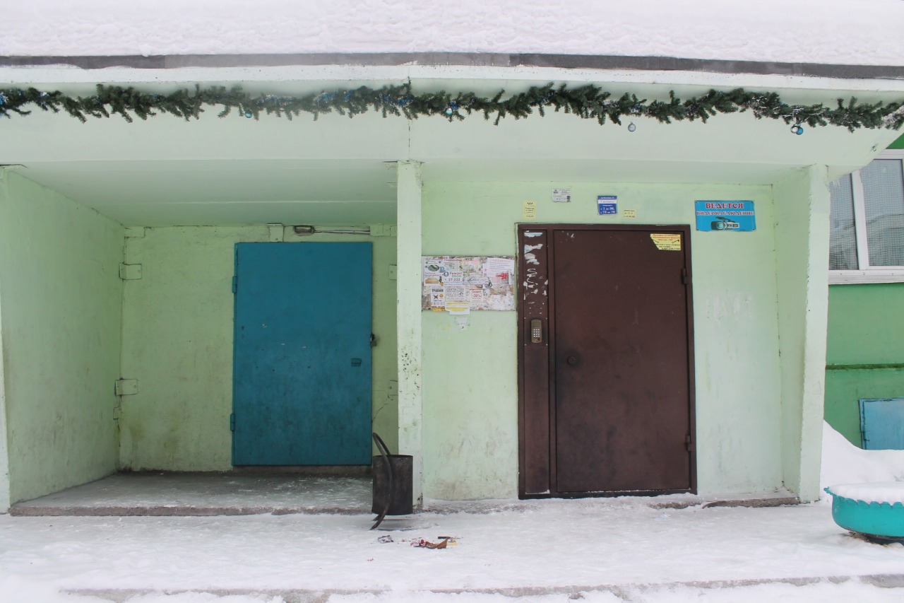 обл. Кемеровская, г. Междуреченск, пр-кт. Шахтеров, д. 61-вход снаружи