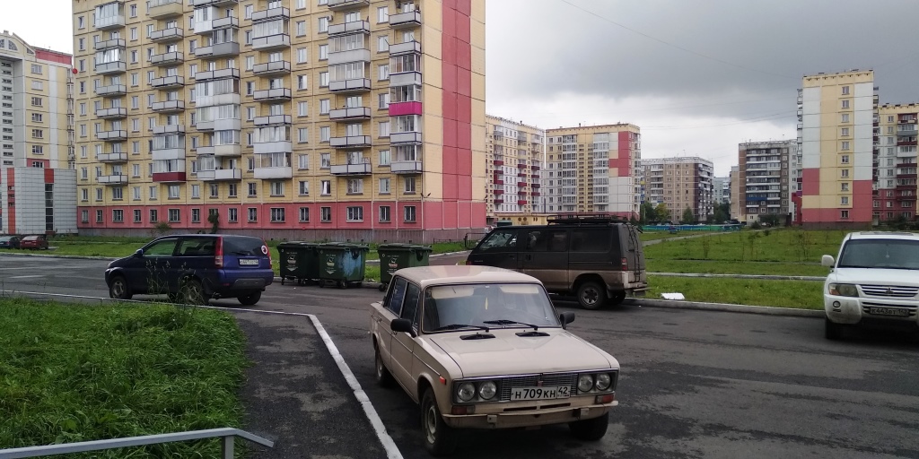 обл. Кемеровская, г. Новокузнецк, ул. Братьев Сизых, д. 4Б-придомовая территория