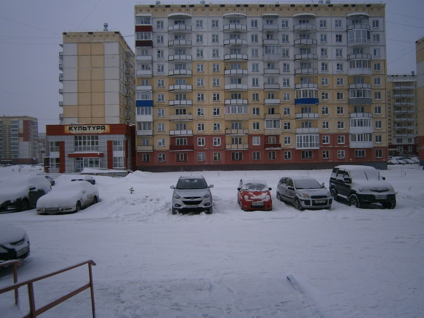 обл. Кемеровская, г. Новокузнецк, ул. Братьев Сизых, д. 10а-придомовая территория