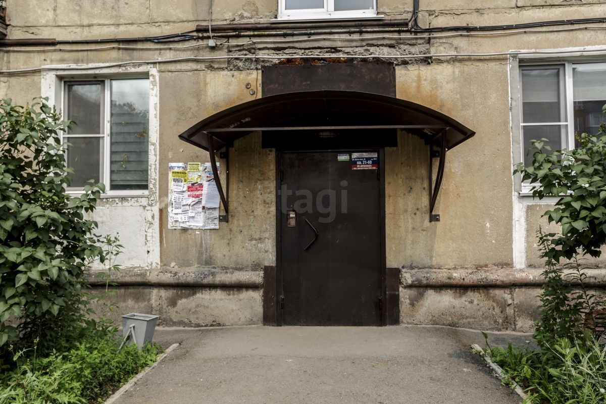 обл. Кемеровская, г. Новокузнецк, ул. Кутузова, д. 18-вход снаружи