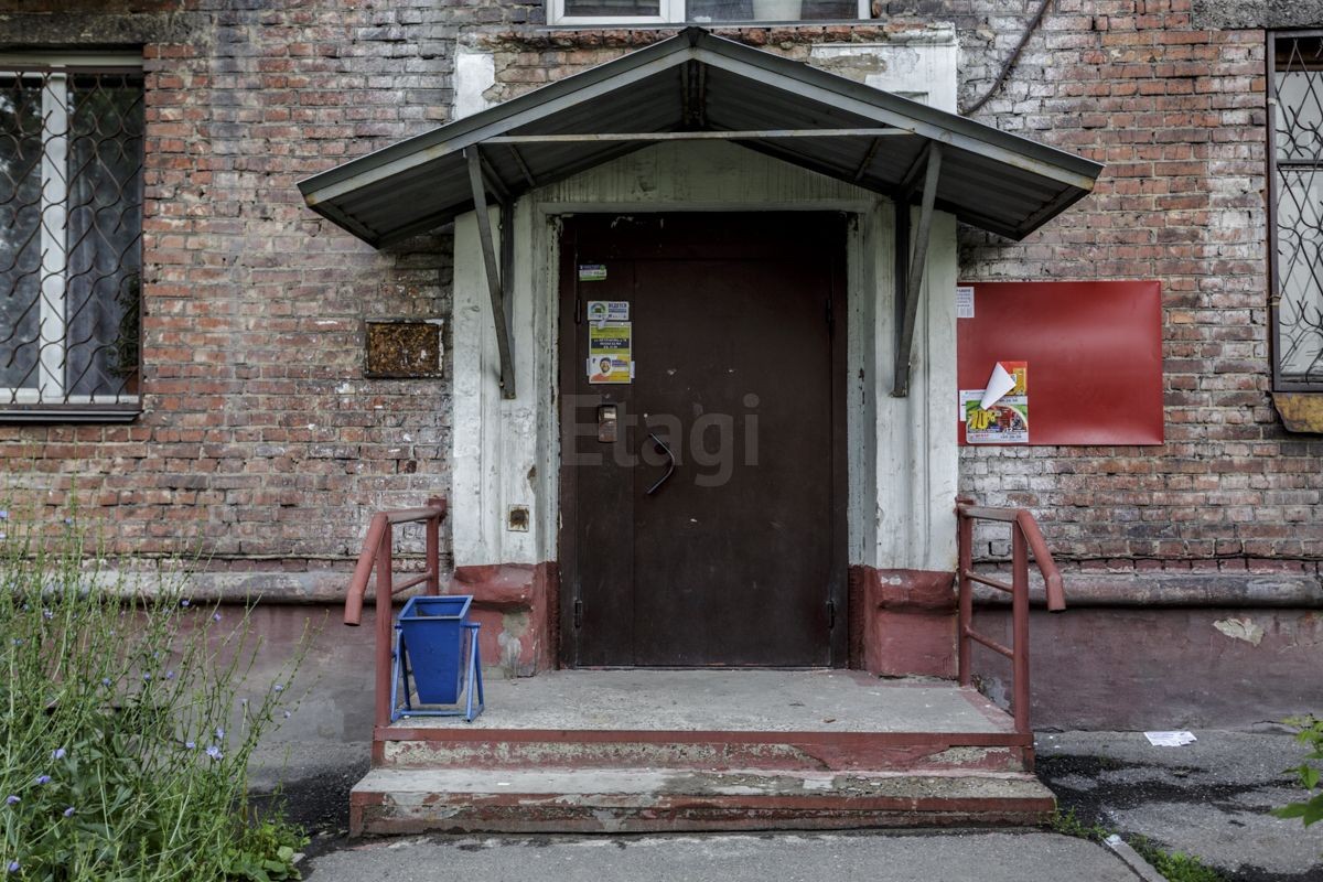 обл. Кемеровская, г. Новокузнецк, ул. Петракова, д. 70-вход снаружи