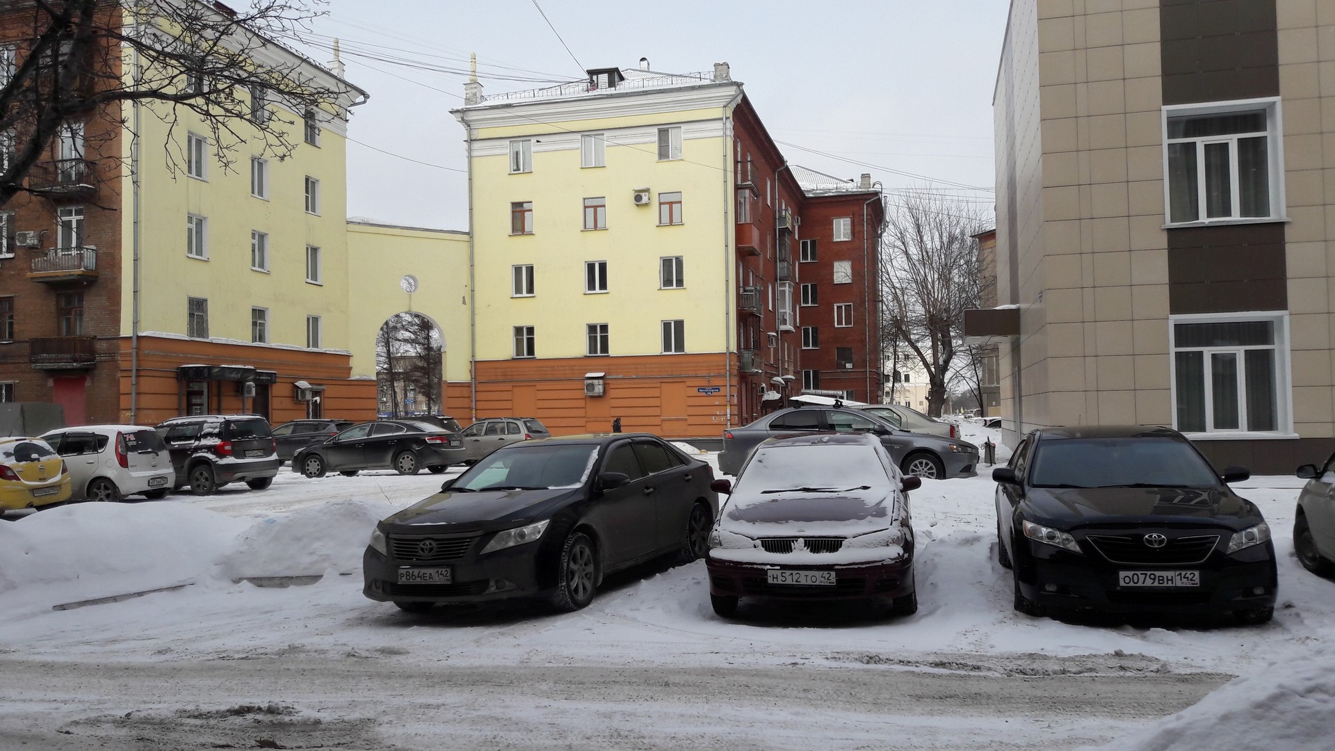 обл. Кемеровская, г. Новокузнецк, пр-кт. Пионерский, д. 21-придомовая территория