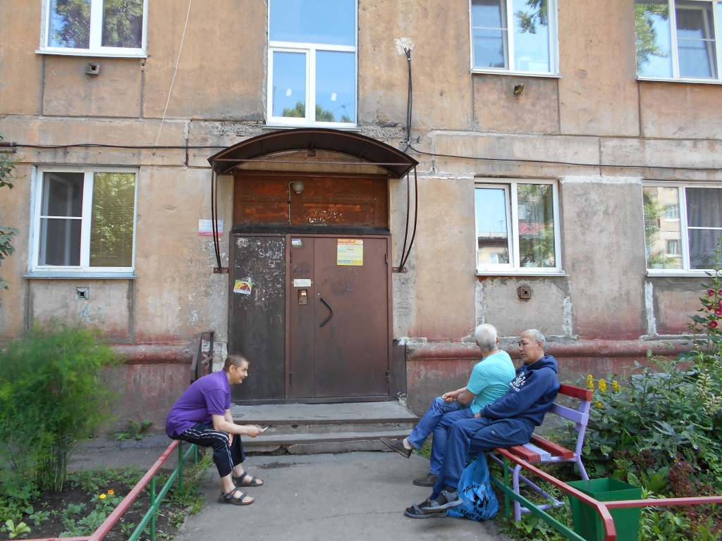 обл. Кемеровская, г. Новокузнецк, ул. Тореза, д. 9-вход снаружи