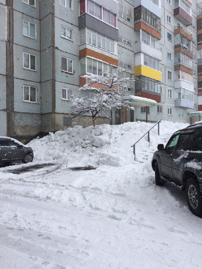 обл. Кемеровская, г. Прокопьевск, ул. Есенина, д. 18-придомовая территория