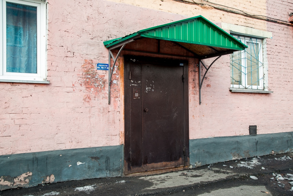 обл. Кемеровская, г. Прокопьевск, ул. Шишкина, д. 18-вход снаружи