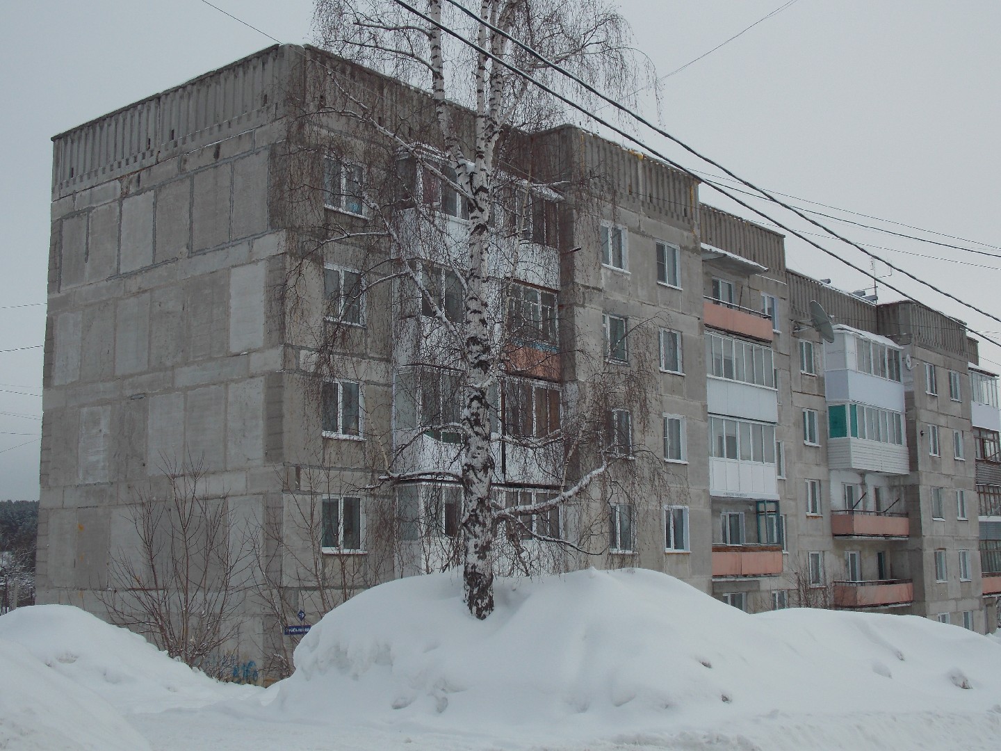 обл. Кемеровская, р-н. Яшкинский, пгт. Яшкино, ул. Куйбышева, д. 19-фасад здания