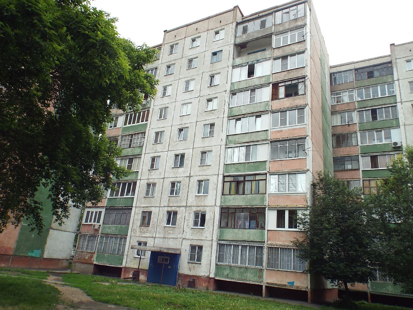 край. Алтайский, г. Барнаул, ул. Солнечная Поляна, д. 23-фасад здания