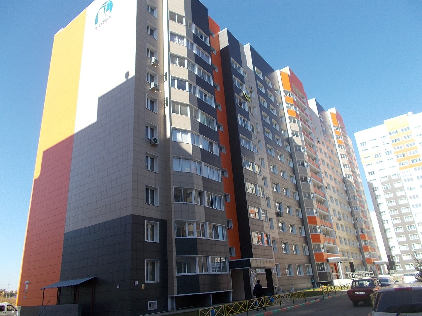 край. Алтайский, г. Барнаул, ул. Солнечная Поляна, д. 111-фасад здания