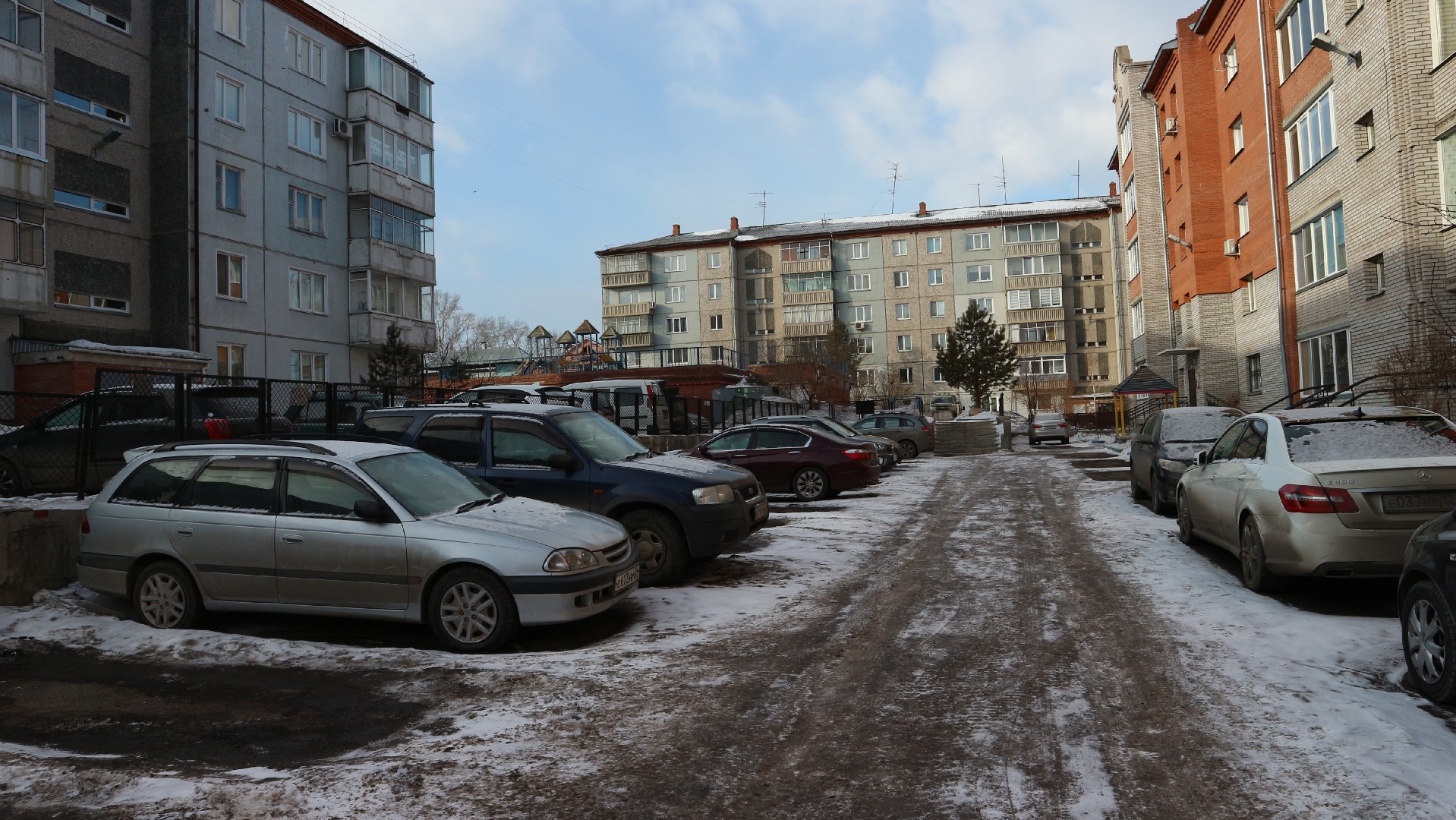 край. Красноярский, г. Красноярск, ул. Ботаническая, д. 1 В-придомовая территория