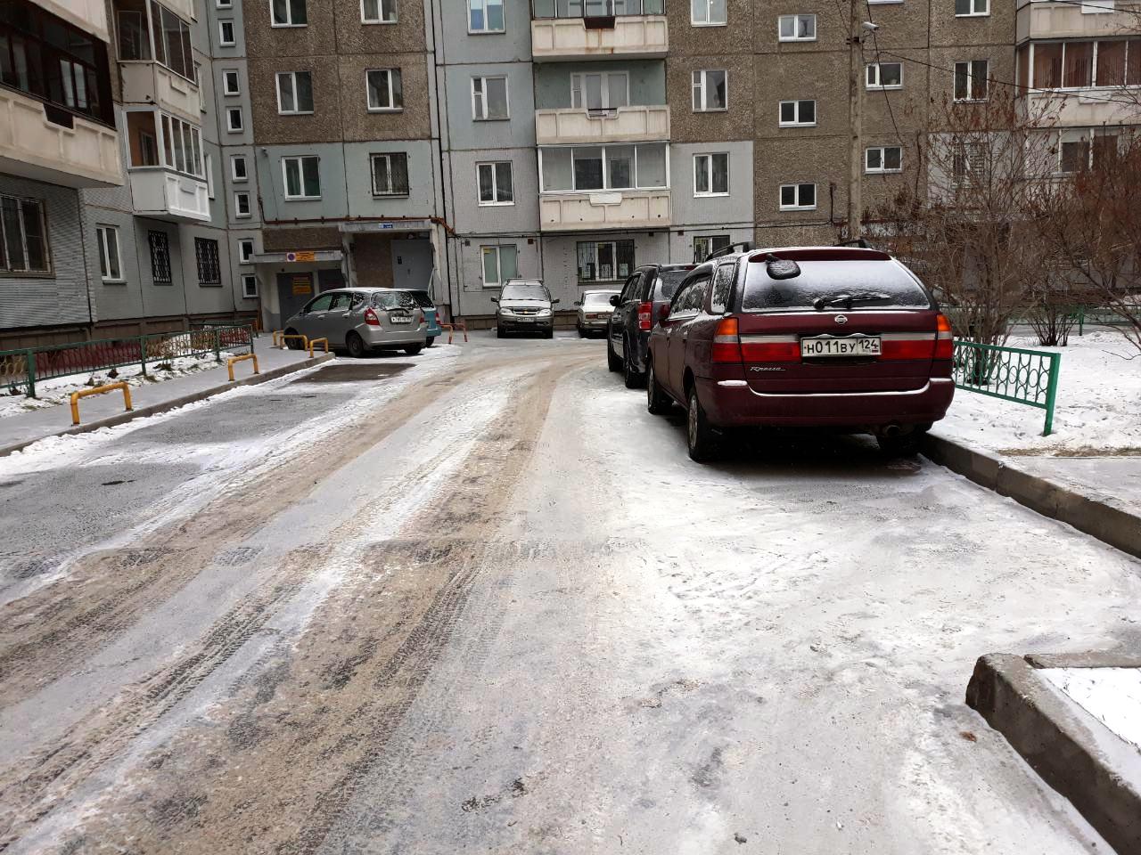 край. Красноярский, г. Красноярск, ул. Водопьянова, д. 13-придомовая территория