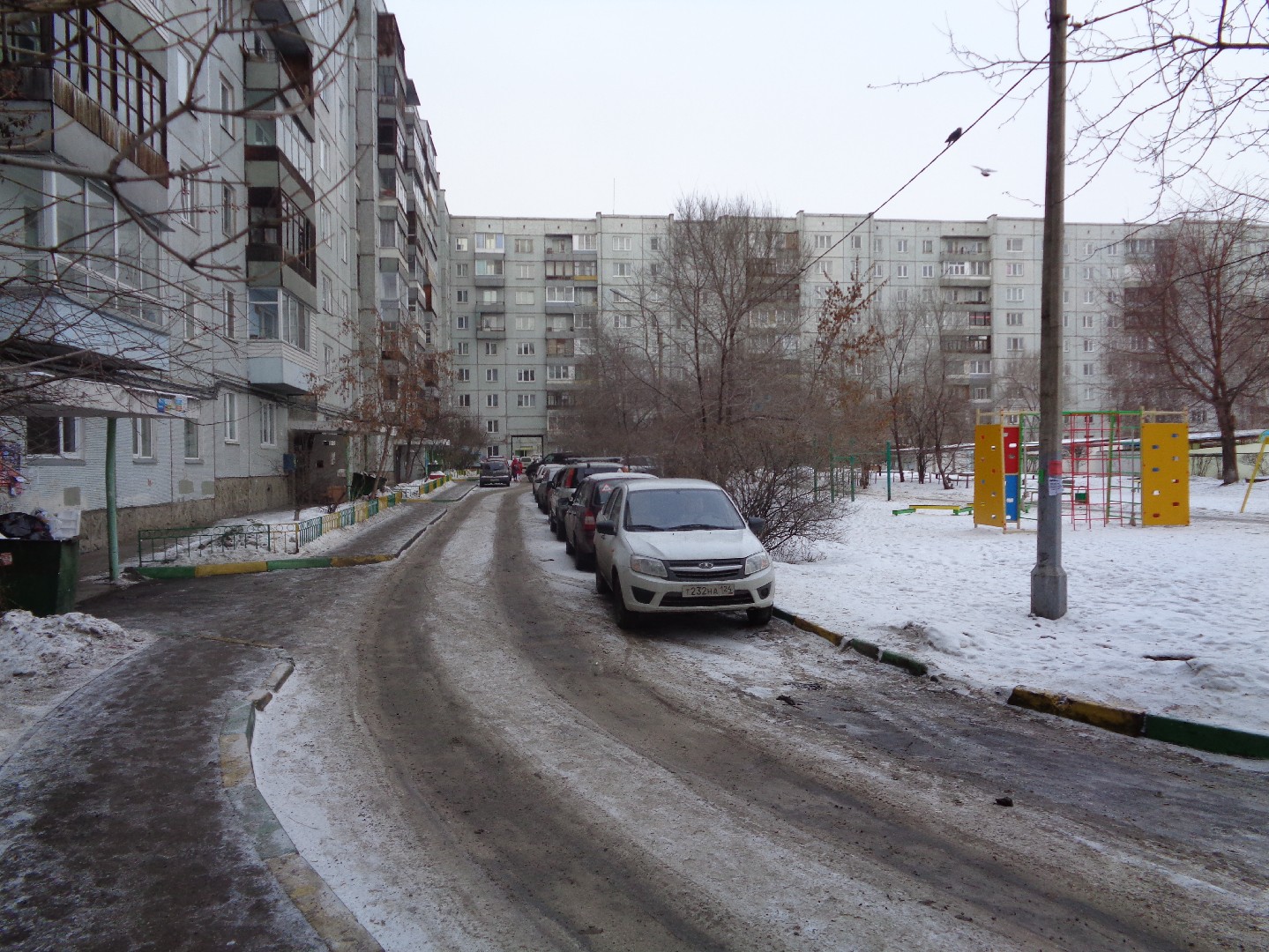 край. Красноярский, г. Красноярск, ул. Воронова, д. 18Д-придомовая территория