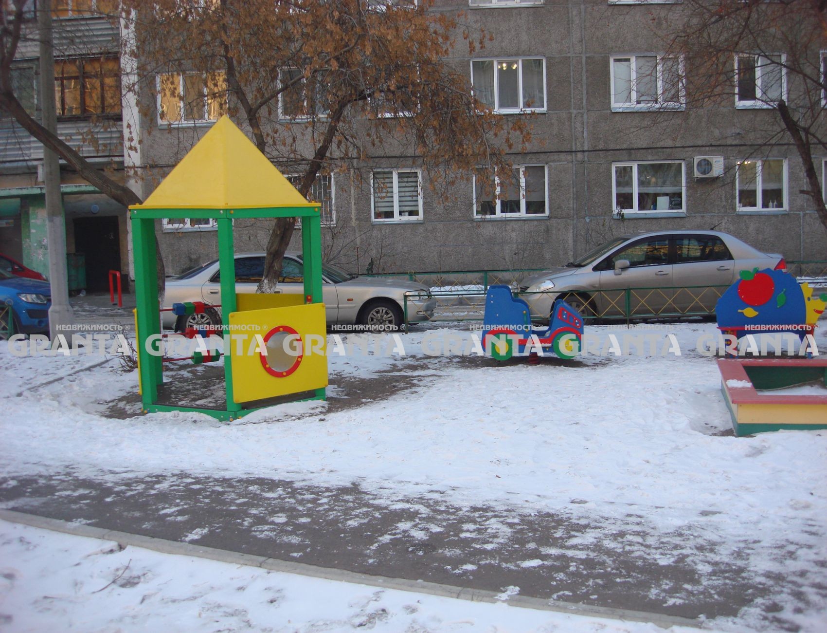 край. Красноярский, г. Красноярск, ул. Железнодорожников, д. 10-придомовая территория