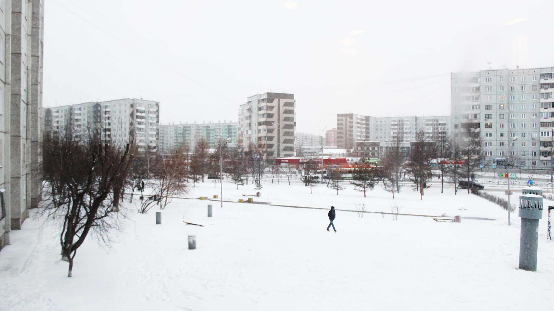 край. Красноярский, г. Красноярск, пр-кт. Комсомольский, д. 4-придомовая территория