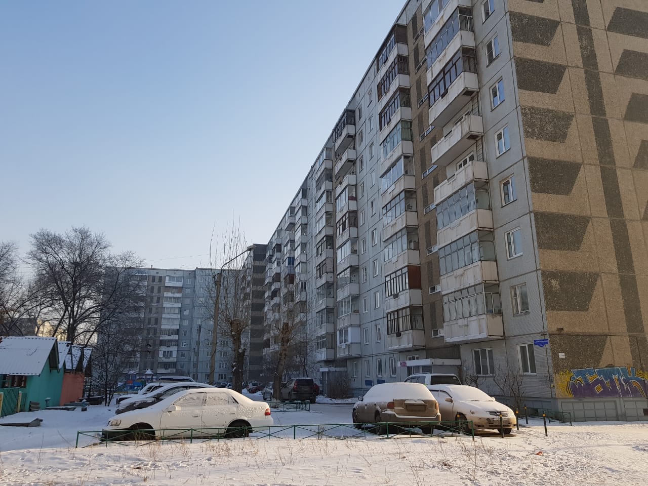 край. Красноярский, г. Красноярск, пр-кт. Комсомольский, д. 5А-придомовая территория