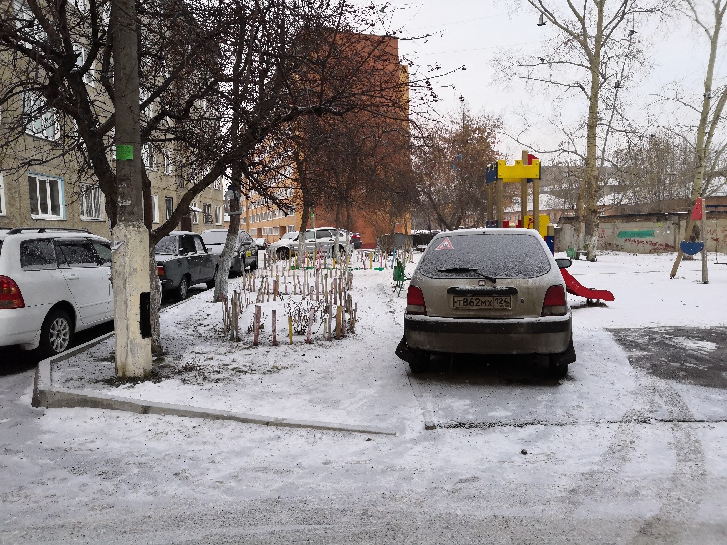 край. Красноярский, г. Красноярск, пер. Медицинский, д. 18-придомовая территория