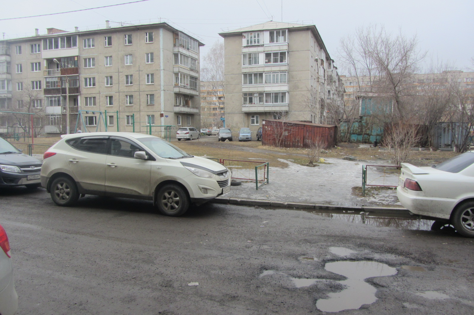 край. Красноярский, г. Красноярск, ул. Менжинского, д. 24-придомовая территория