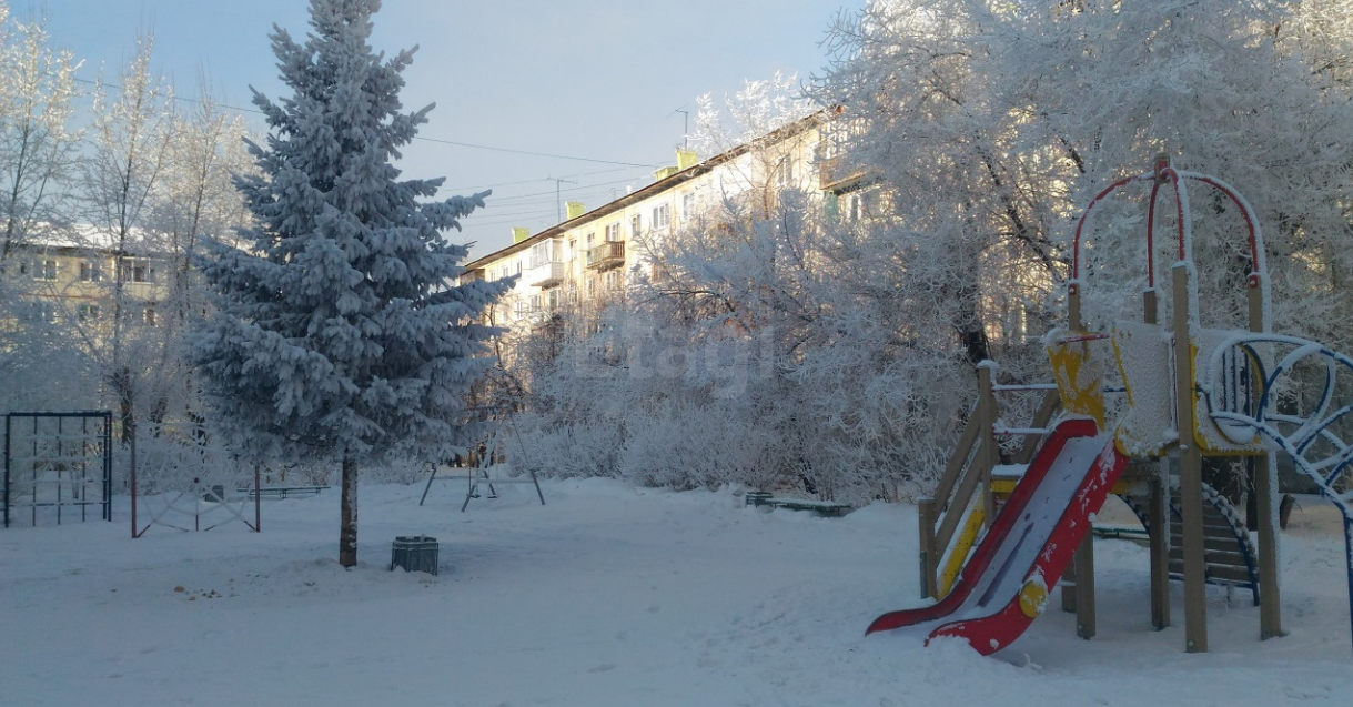 край. Красноярский, г. Красноярск, пр-кт. Ульяновский, д. 8а-придомовая территория