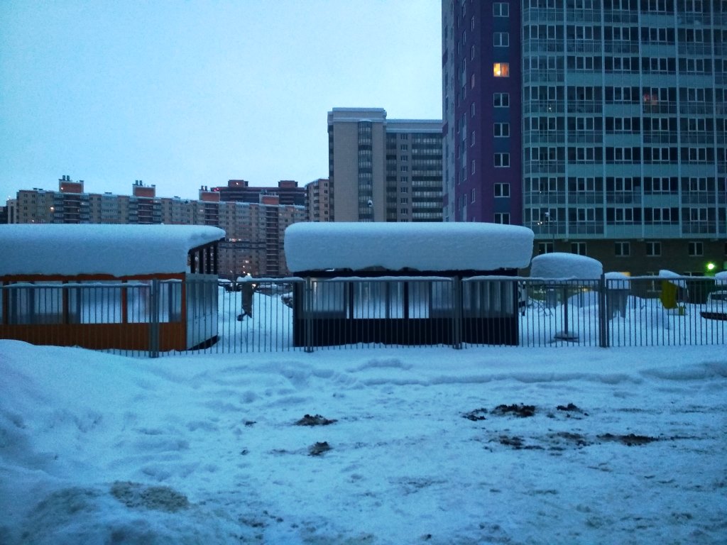 обл. Ленинградская, р-н. Всеволожский, п. Мурино, б-р. Петровский, д. 3, к. 2-придомовая территория