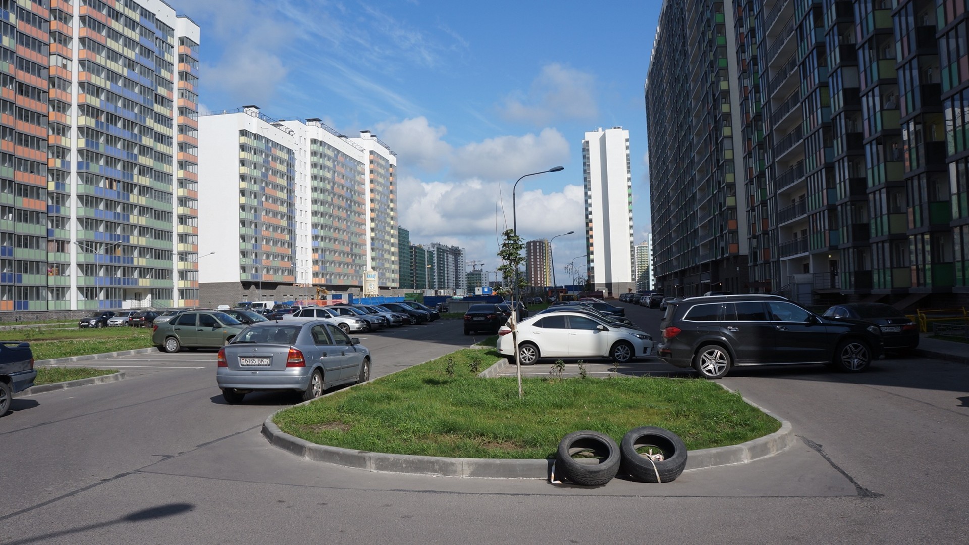 обл. Ленинградская, р-н. Всеволожский, п. Мурино, б-р. Петровский, д. 12, к. 1-придомовая территория